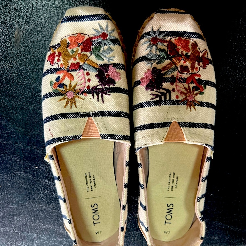 Tom’s Floral Flats Size 7
